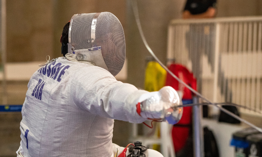 Jovane Guissone durante disputa do sabre da Copa do Mundo da Tailândia de esgrima em cadeira de rodas