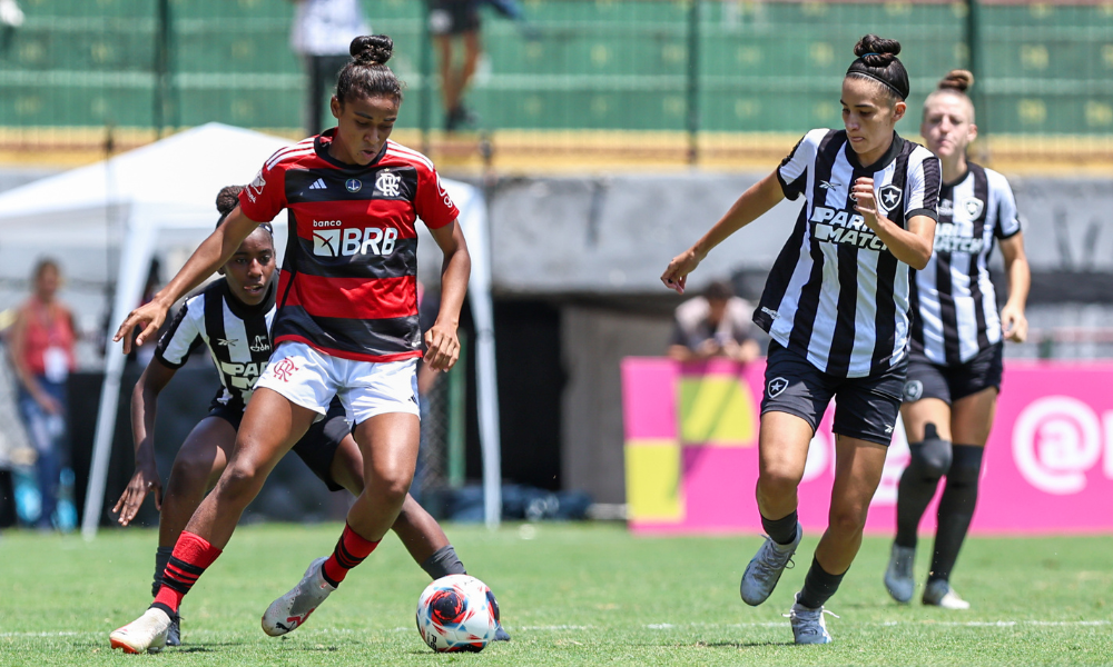 Jogadora do Flamengo conduz a bola marcada por atleta do Botafogo na final da Copinha Feminina