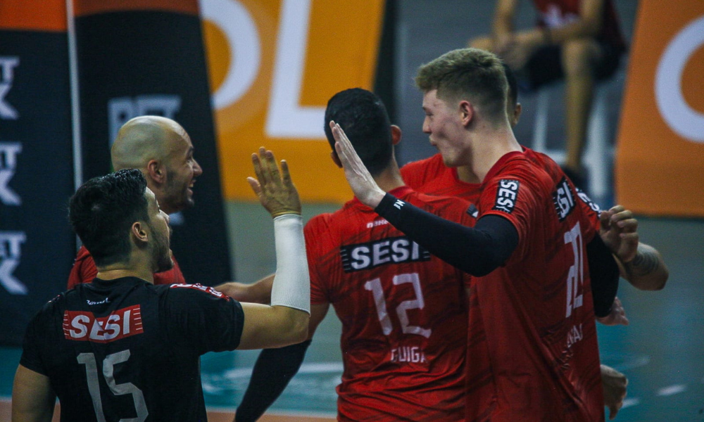 Jogadores do Sesi comemoram ponto contra o MOC América na Superliga Masculina