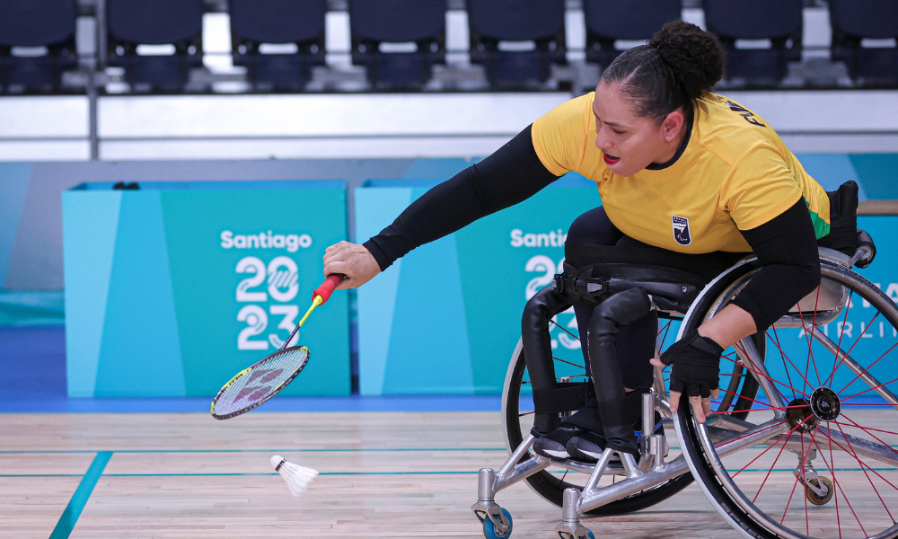 Auricelia Evangelista, de cadeira de rodas, em ação no Internacional do Egito de parabadminton