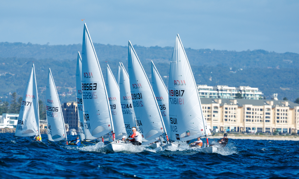 Bruno Fontes entre os demais barcos no Mundial da ILCA 7 (Laser) vela