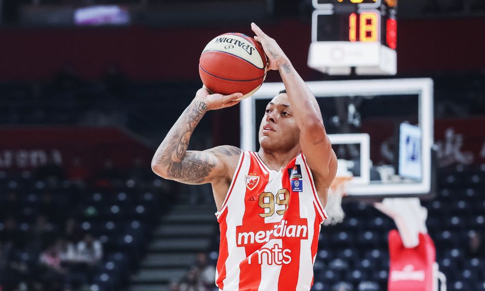 Brasileiro Yago Mateus em quadra pela EuroLeague (Reprodução/Twitter/@kkcrvenazvezda)