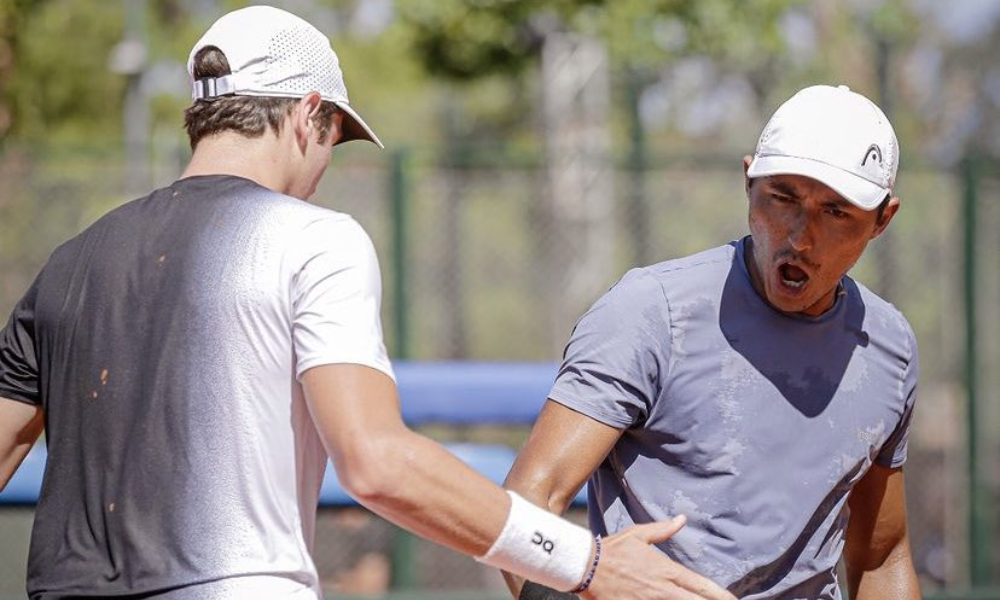 João Fonseca e Pedro Sakamoto se cumprimentam em partida no Challenger de Buenos Aires II