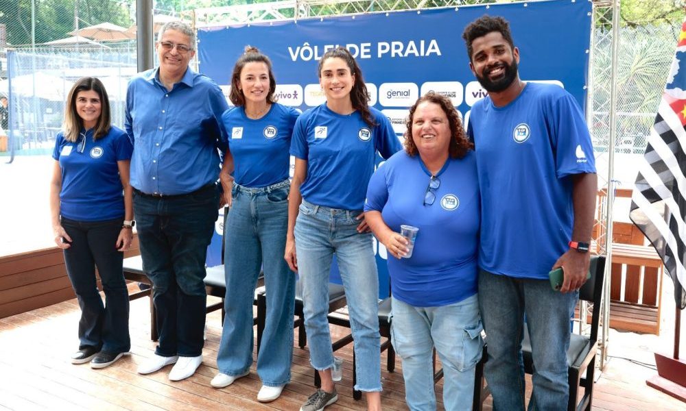 Bárbara Seixas, Carol Solberg e a equipe técnica da dupla.