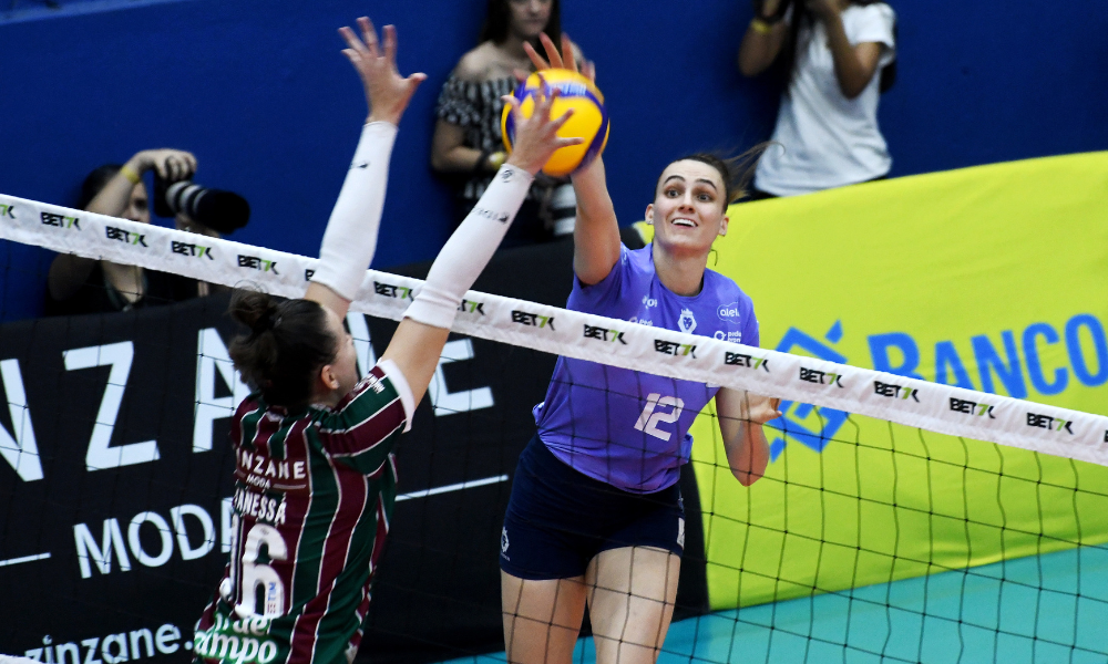 Central Larissa Bessen, do Barueri, ataca contra o bloqueio simples do Fluminense em jogo da Superliga Feminina de vôlei