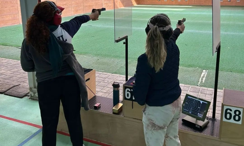 Marina Alves e Brenda Rodrigues na Copa do Mundo de tiro esportivo