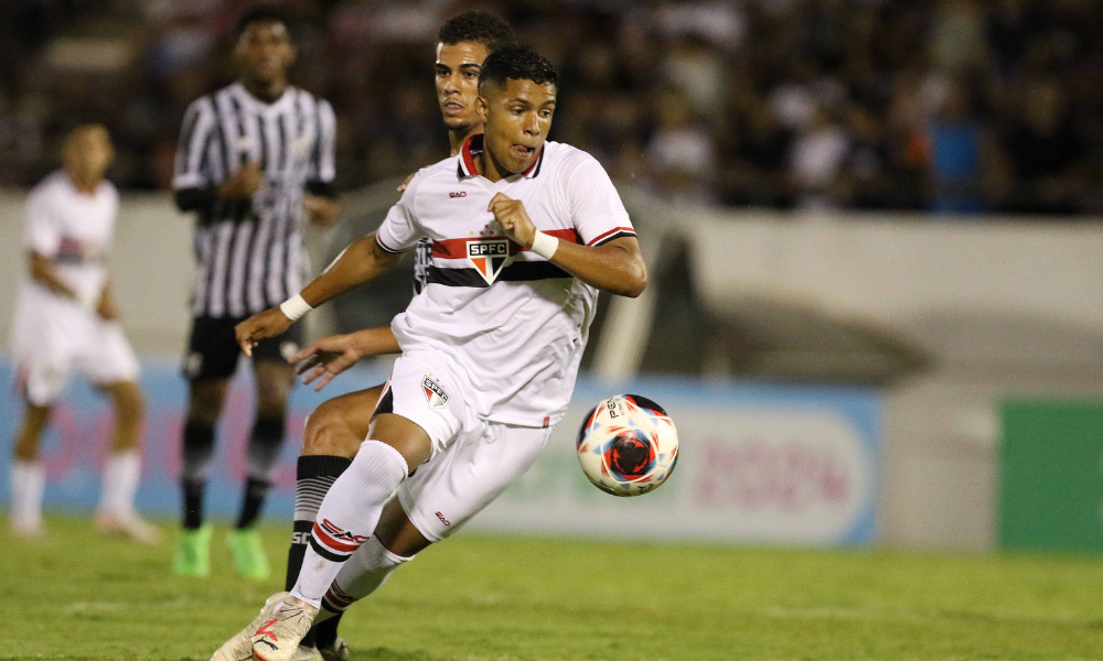 Jogador do São Paulo é marcado por atleta do Ceará em partida da Copinha