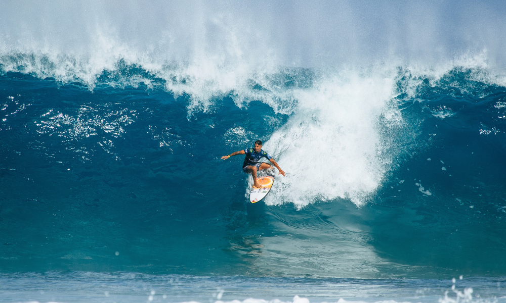 Ítalo Ferreira pega onda em Sunset Beach na WSL