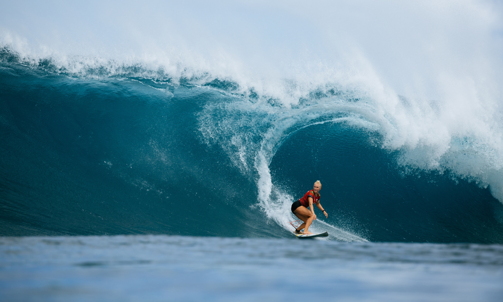 Brasileira Tati Weston-Webb pegando tubo em etapa de Sunset Beach da WSL