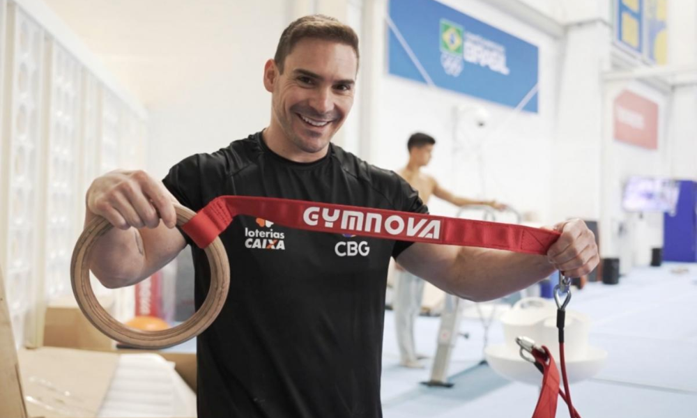 campeão olímpico e mundial, Arthur Zanetti, com argolas da Gymnova no CT da ginástica artística do COB