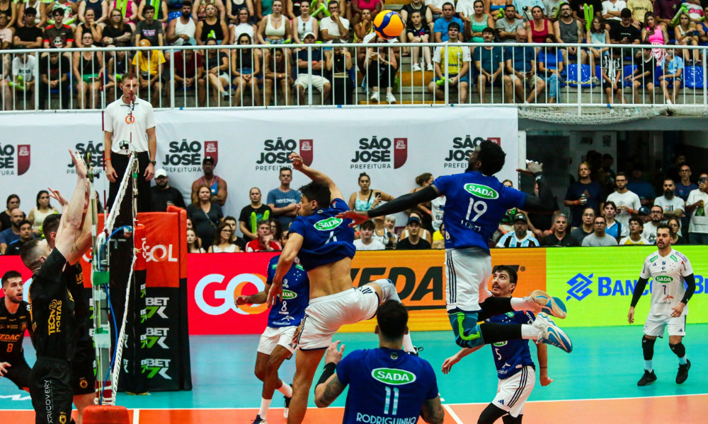 López, do Sada Cruzeiro ataca contra o bloqueio do Vedacit Guarulhos na final da Copa Brasil