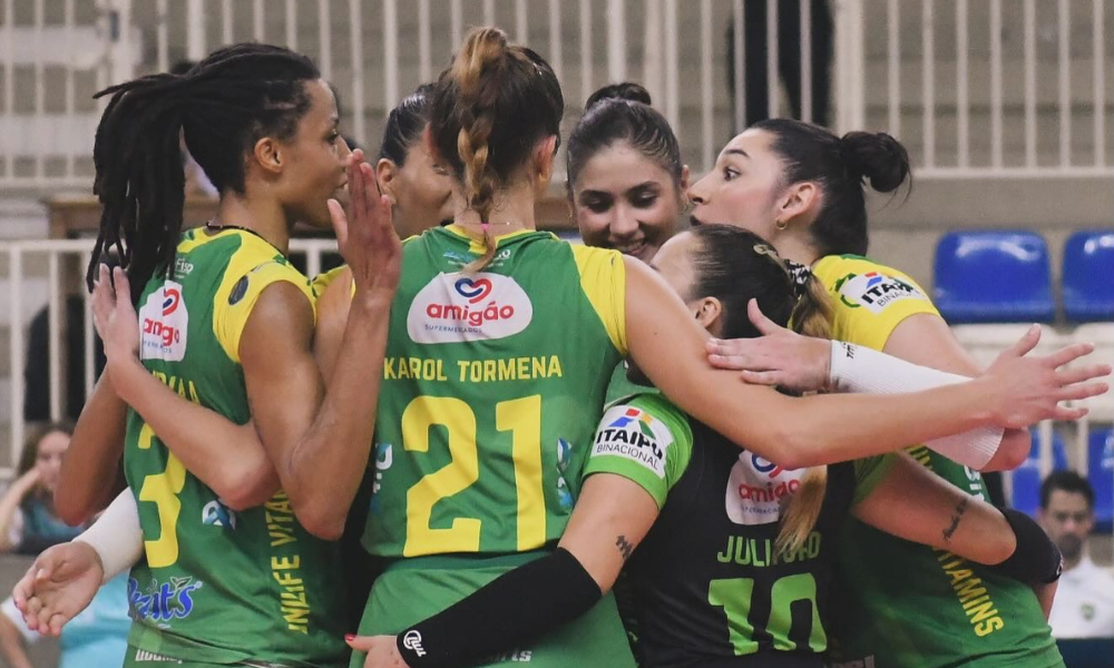 Jogadoras do Maringá comemoram ponto contra o Barueri em jogo da Superliga