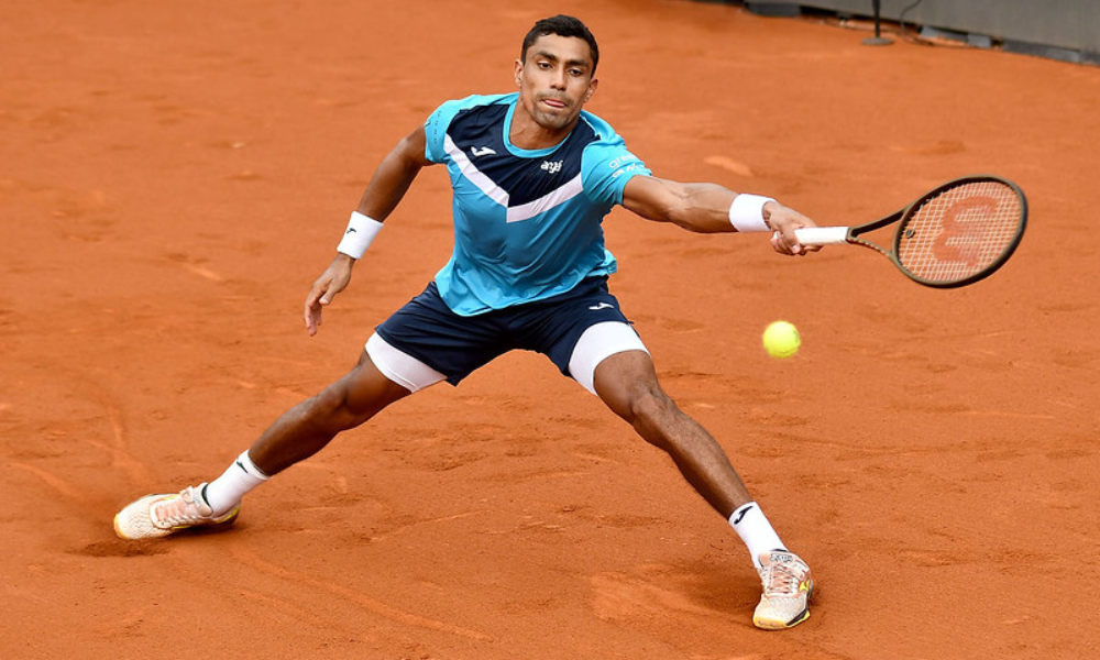 Thiago Monteiro ataca bola no Challenger de Santa Cruz de la Sierra