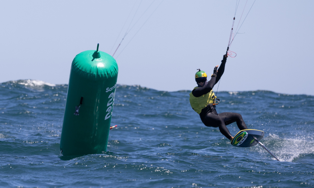 Bruno Lobo em ação durante prova da Fórmula Kite no Troféu Princesa Sofía de vela; ele e Martine Grael e Kahena Kunze não avançaram à regata da medalha