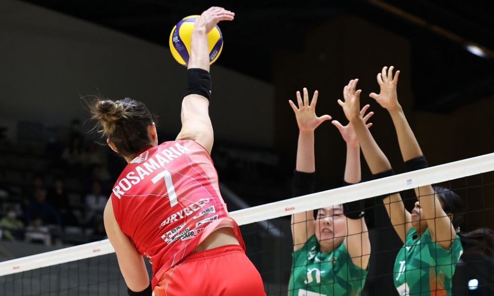 Rosamaria atacando em partida do Denso Airybees pela V. Cup (Reprodução/Instagram/@densoairybees_official)