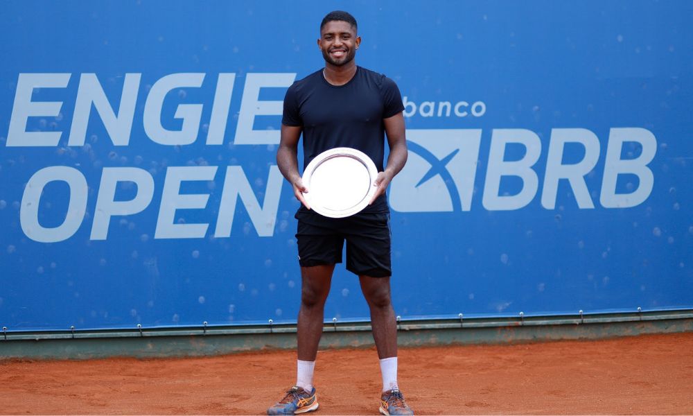 João Lucas Reis posando com o troféu de vice-campeão do Challenger de Florianópolis (Foto: Luiz Candido/CBT)