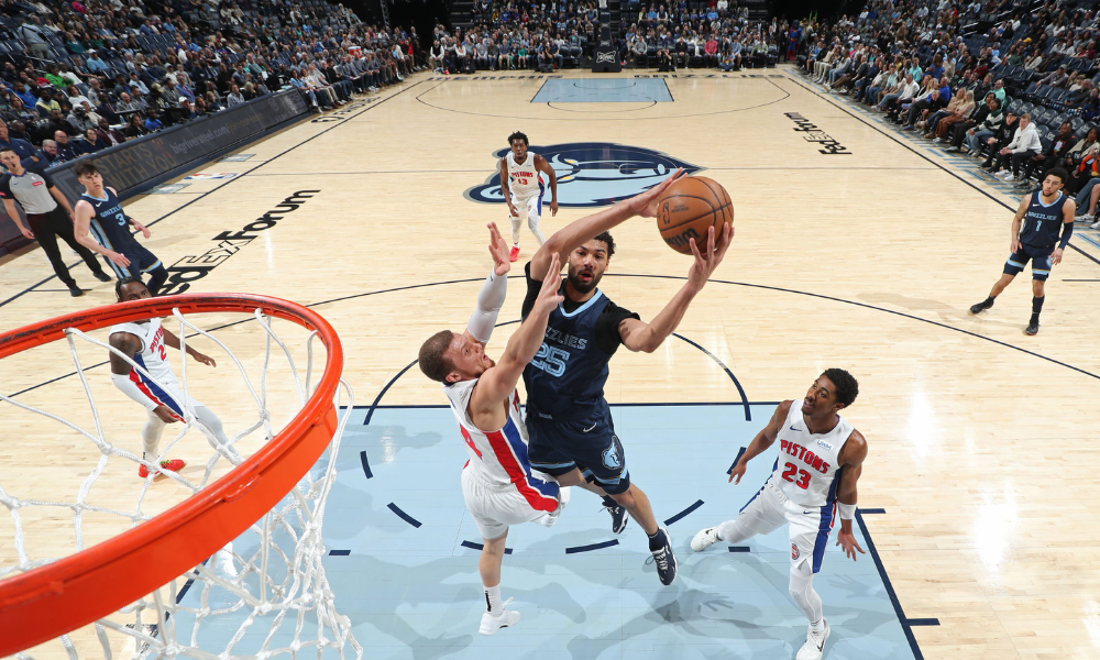 Mãozinha tentando enterrar em partida do Memphis Grizzlies contra o Detroit Pistons na NBA pré-temporada