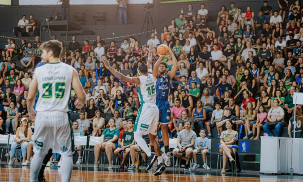 Rodrigues e Bauru Basket x Mogi no NBB de basquete