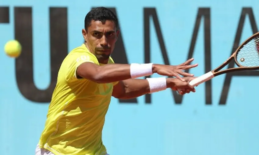 Na imagem, Thiago Monteiro rebatendo a bolinha com a raquete.