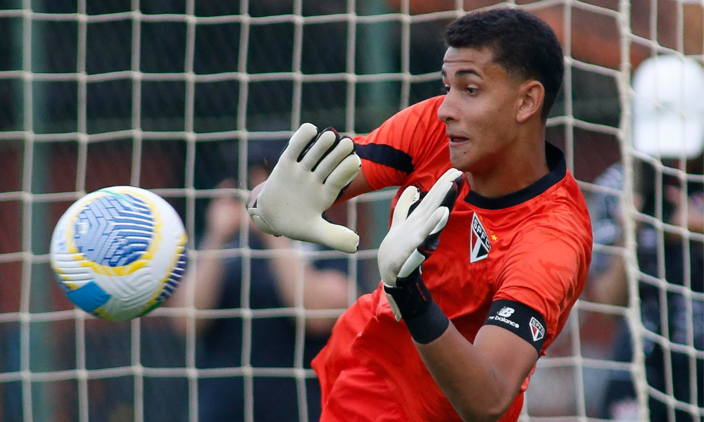 Goleiro João Paulo, do São Paulo, defendendo pênalti contra Corinthians pelas quartas de final da Copa do Brasil sub-17