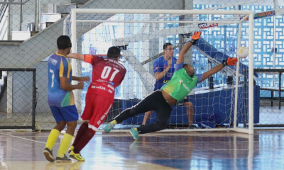 Goleiro Henrique, da ADVP, salta para o seu canto direito e faz a ponte em finalização de Jeferson, da Adef, que aparece de costas no instante da imagem. Foto: Renan Cacioli/ CBDV