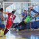 Goleiro Henrique, da ADVP, salta para o seu canto direito e faz a ponte em finalização de Jeferson, da Adef, que aparece de costas no instante da imagem. Foto: Renan Cacioli/ CBDV