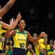 Jogadoras do Brasil se abraçam após vitória contra a Coreia do Sul na VNL - vôlei feminino