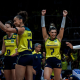 Rosamaria e jogadoras do Brasil comemoram vitória contra a Sérvia na VNL