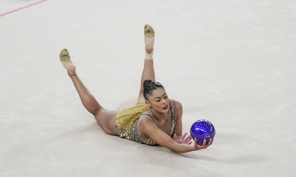 Babi Domingos durante apresentação da bola na Copa do Mundo de Portimão de ginástica rítmica; Geovanna Santos também participou