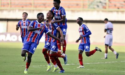 Jogadores do Bahia comemorando a vitória sobre o São Paulo no Brasileirão Sub-20