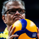 Bernardinho com a bola na mão na estreia da VNL Brasil perde para os Estados Unidos e é eliminado na quartas de final dos Jogos Olímpicos de Paris no vôlei masculino