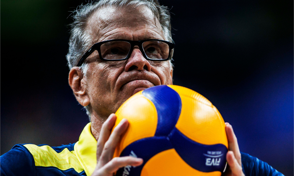 Bernardinho com a bola na mão na estreia da VNL Brasil perde para os Estados Unidos e é eliminado na quartas de final dos Jogos Olímpicos de Paris no vôlei masculino