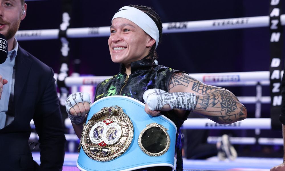 Bia Ferreira sorri com o cinturão da Federação Internacional de Boxe