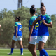 Milena aponta para o escudo da CBF, com a camisa azul, e comemora vitória do Brasil sobre a Áustria em amistoso de futebol feminino sub-20