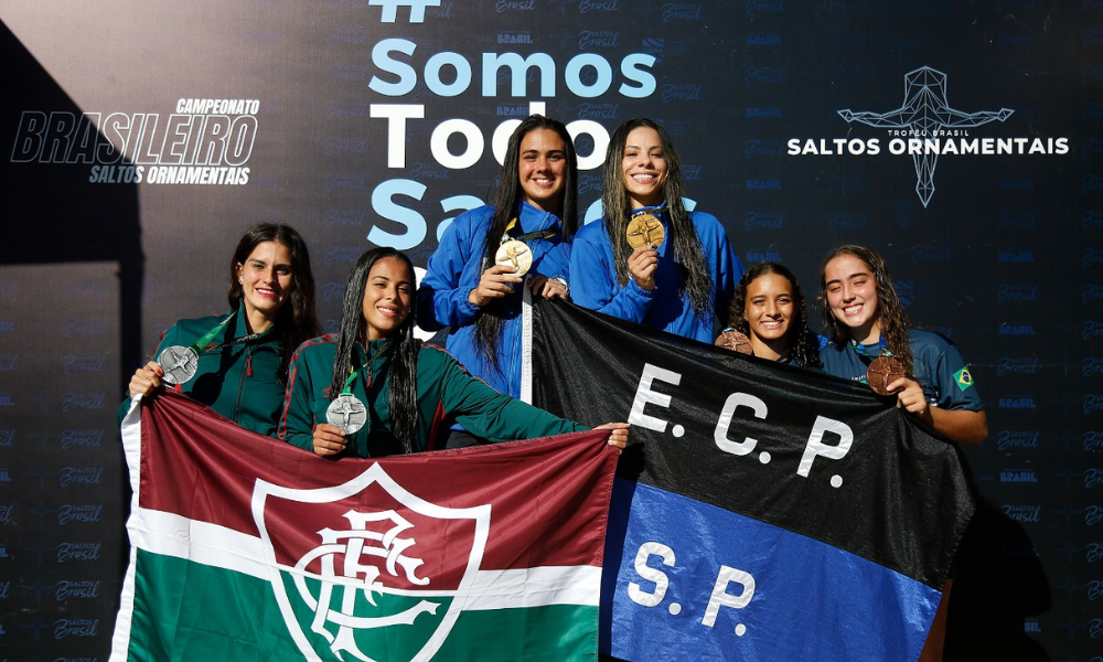 Giovanna Pedroso e Ingrid Oliveira (no centro) com a medalha de ouro do Troféu Brasil (Satiro Sodré/Saltos Brasil)