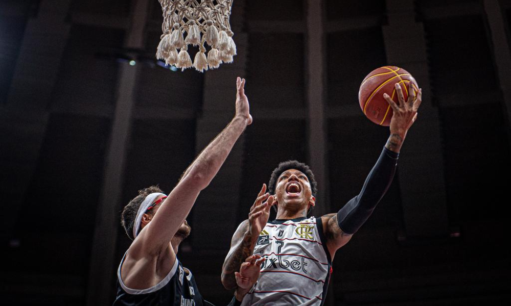 Didi Louzada faz uma cesta e classifica time do Flamengo na NBB