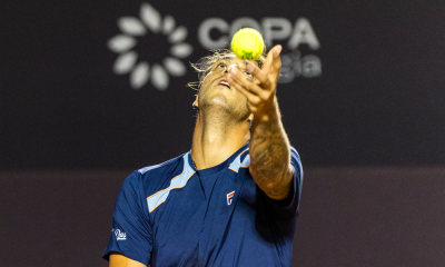 Felipe Meligeni joga bola para o alto e se prepara para sacar em Roland Garros