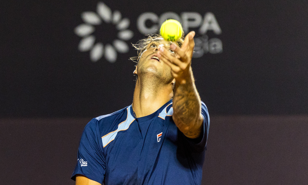 Felipe Meligeni joga bola para o alto e se prepara para sacar em Roland Garros