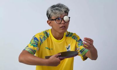 O atleta Felipe Okano jogando tênis de mesa