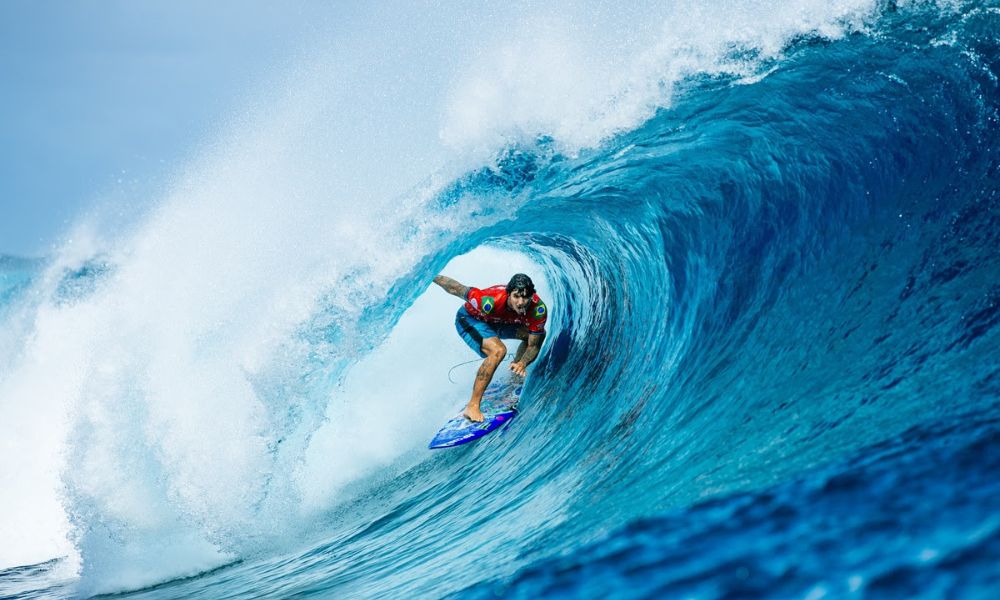 Gabriel Medina pega tubo numa onda em Teahupo'o em etapa da WSL, Paris 2024, Jogos Olímpicos, Surfe