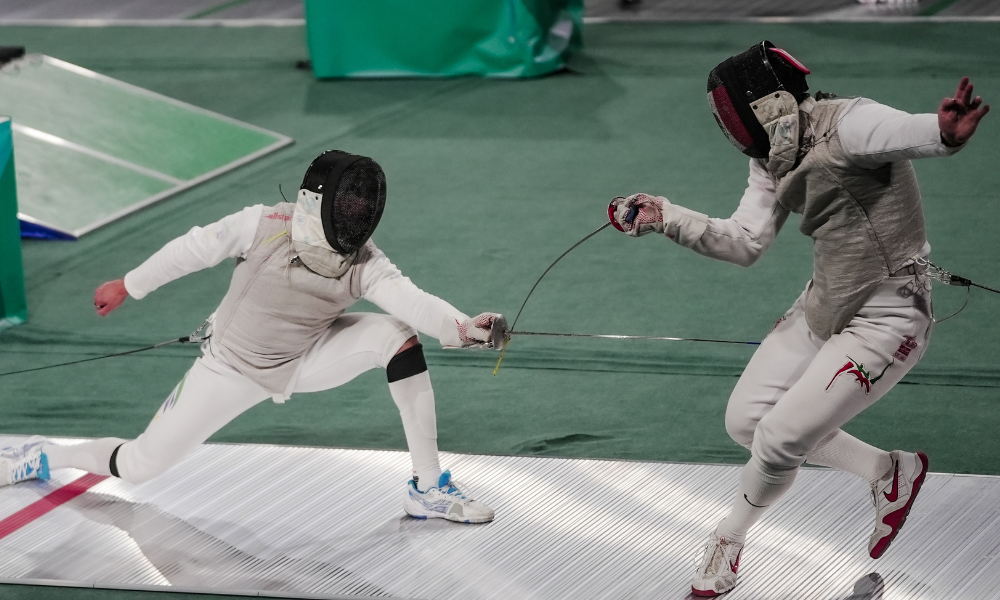 Guilherme Toldo durante jogo na Copa do Mundo de Hong Kong de florete; Mariana Pistoia também competiu