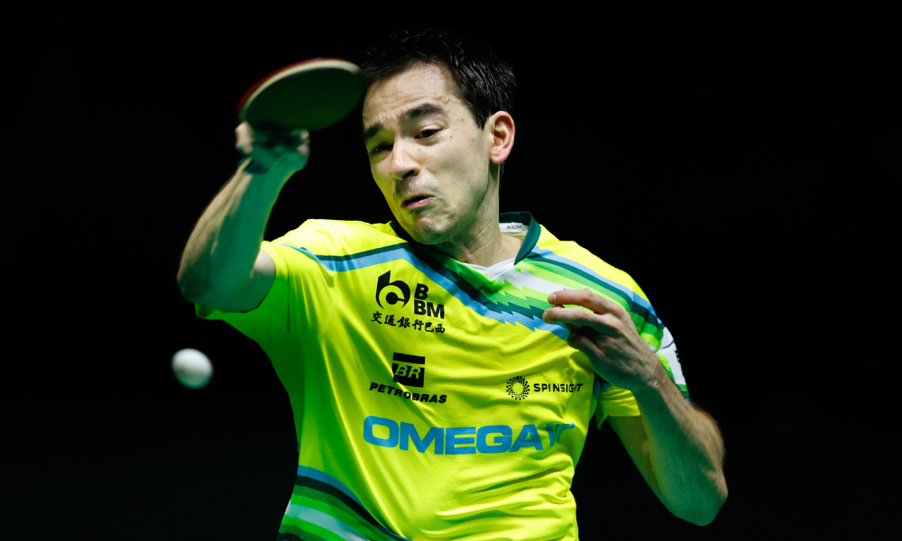 Hugo Calderano em ação no WTT Champions Chongqing; Bruna Takahashi perdeu