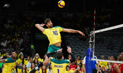 Lucão durante ação de ataque na Liga das Nações de vôlei masculino, a VNL; ele jogará contra a Sérvia, enquanto Lucarelli ficará de fora