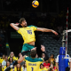 Lucão durante ação de ataque na Liga das Nações de vôlei masculino, a VNL; ele jogará contra a Sérvia, enquanto Lucarelli ficará de fora