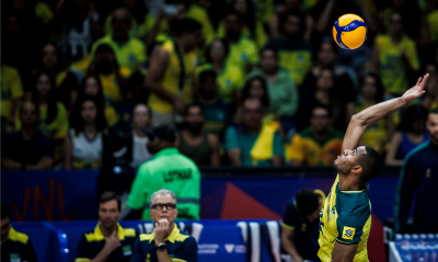 Lucarelli executa saque durante partida do Brasil contra a Argentina na VNL