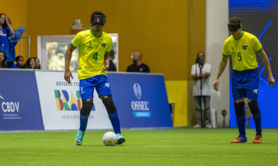 Maicon com a bola dominada no Grand Prix da IBSA de futebol de cegos, contra o Japão