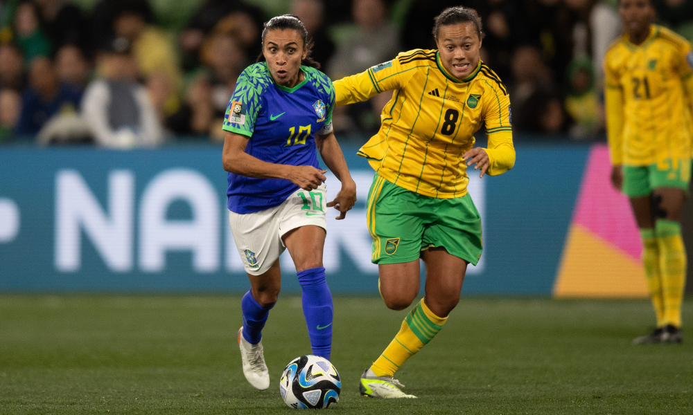 Marta, com a camisa do Brasil, domina a bola em partida contra a Jamaica em amistoso de futebol feminino - ao vivo