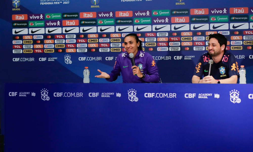 Marta e Arthur Elias durante entrevista coletiva da Seleção Feminina