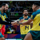 Darlan e Maurício Borges estão a frente da imagem, vibrando, com Cachopa ao fundo, durante partida entre Brasil e Sérvia na Liga das Nações de vôlei masculino, a VNL 2024