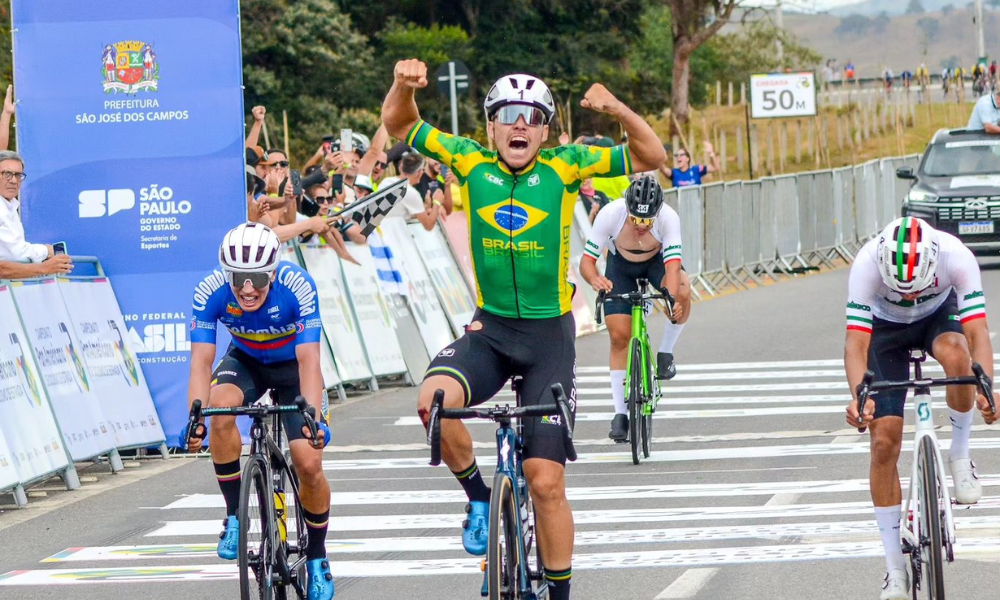 Otávio Gonzeli vibra após cruzar a linha de chegada no Pan-Americano de ciclismo de estrada